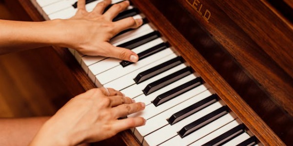 Ventajas de los pianos híbridos: Lo mejor de ambos mundos